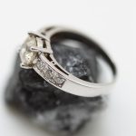 Anillo princesa oro blanco y brillantes - Imagen 3