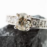 Anillo princesa oro blanco y brillantes - Imagen 2