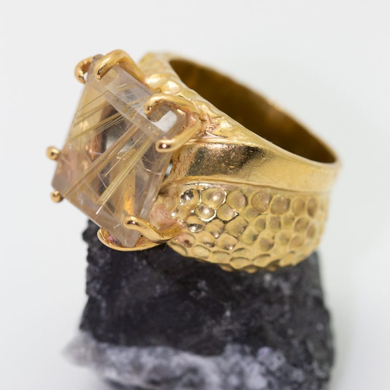 Anillo Kirham oro con topazio central