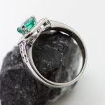 Anillo Isabel oro blanco esmeralda y brillantes