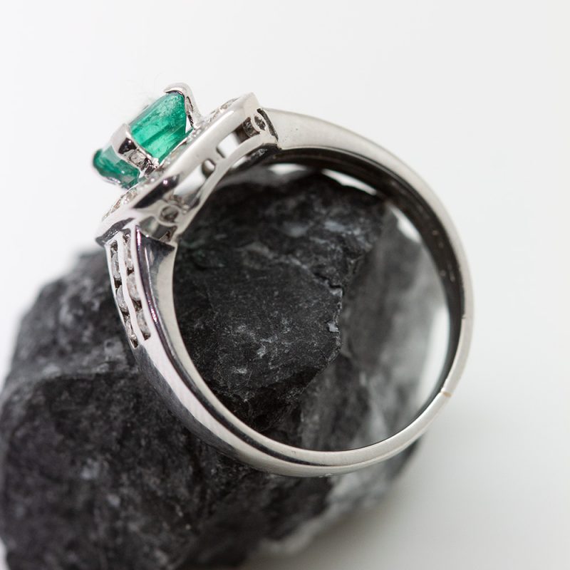 Anillo Isabel oro blanco esmeralda y brillantes