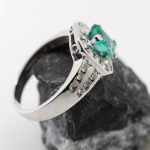 Anillo Isabel oro blanco esmeralda y brillantes - Imagen 3