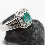 Anillo Isabel oro blanco esmeralda y brillantes - Imagen 2