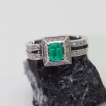 Anillo Mariam oro blanco brillantes y esmeralda