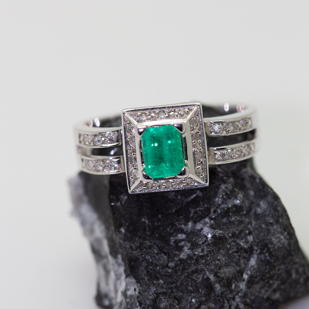 IMG_4470 Anillo Mariam oro blanco brillantes y esmeralda - Imagen 1