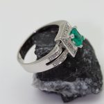 Anillo Mariam oro blanco brillantes y esmeralda - Imagen 2