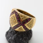 Anillo Mónica oro amarillo con rombos - Imagen 3