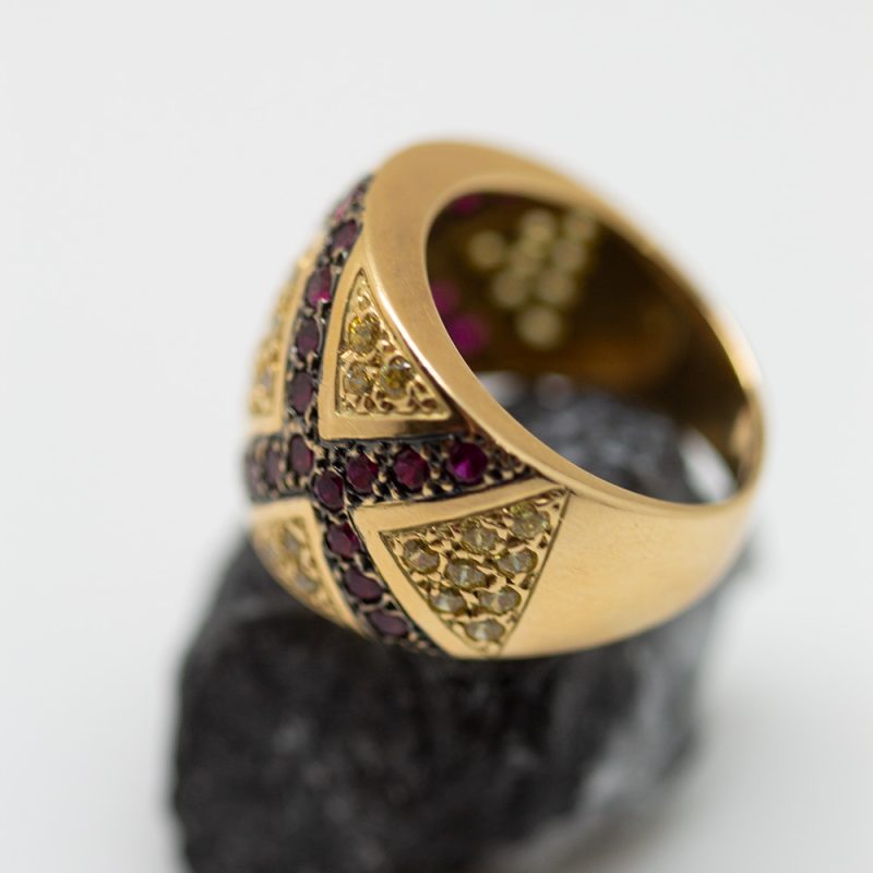 Anillo Mónica oro amarillo con rombos