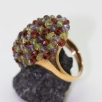 Anillo oro amarillo encumbrado con piedras multicolor - Imagen 2