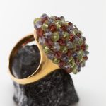 Anillo oro amarillo encumbrado con piedras multicolor - Imagen 3