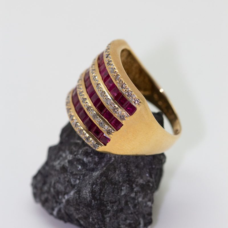 Anillo oro amarillo de rubíes y brillantes