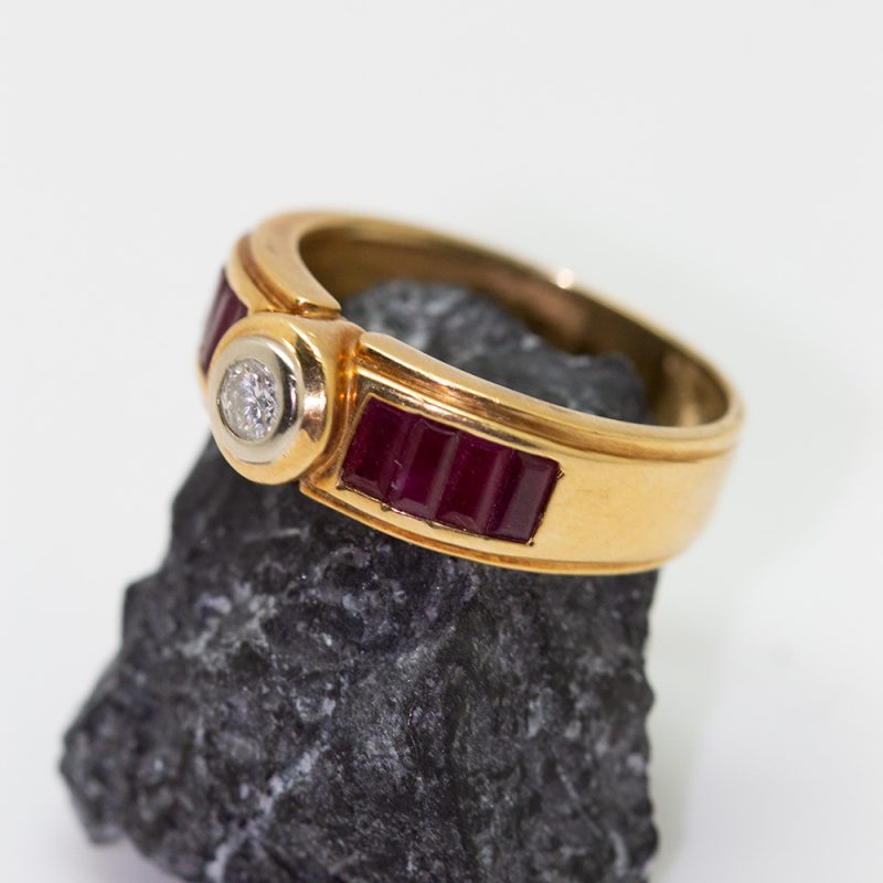 Anillo oro amarillo con brillante y rubí