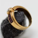 Anillo oro amarillo con brillante y rubí - Imagen 2
