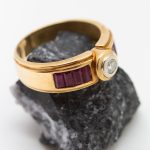 Anillo oro amarillo con brillante y rubí - Imagen 3