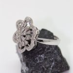Anillo Carmen oro blanco en flor
