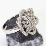 Anillo Carmen oro blanco en flor - Imagen 2