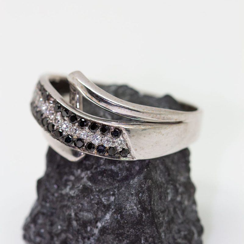 Anillo Xana 1 línea central de brillantes flanqueada por 2 líneas de zafiros
