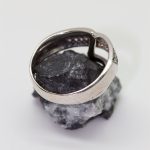 Anillo Xana 1 línea central de brillantes flanqueada por 2 líneas de zafiros - Imagen 2