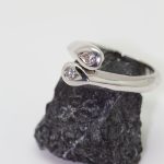 Anillo Gotas de agua oro blanco y 2 brillantes