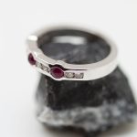 Anillo Sultana mediacaña de rubíes y brillantes