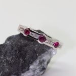 Anillo Sultana mediacaña de rubíes y brillantes - Imagen 2