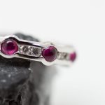 Anillo Sultana mediacaña de rubíes y brillantes - Imagen 3