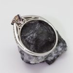 Anillo Fantasía de oro blanco con brillante fancy central