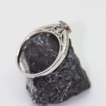 Anillo Fantasía de oro blanco con brillante fancy central - Imagen 2