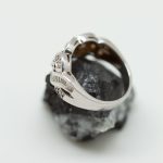Anillo Mar con olas cruzadas de baguets y brillantes