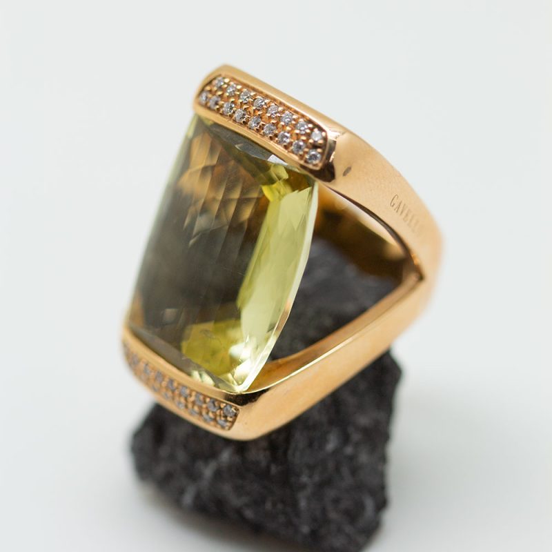Anillo Jónico oro amarillo con peridoto y brillantes