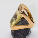 Anillo Jónico oro amarillo con peridoto y brillantes - Imagen 2