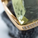 Anillo Jónico oro amarillo con peridoto y brillantes - Imagen 4