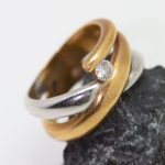 Anillo Mayka dos oros con brillante de 0,10 central