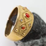 Anillo Yanes oro amarillo con corales y brillantes