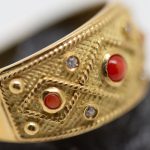 Anillo Yanes oro amarillo con corales y brillantes - Imagen 2