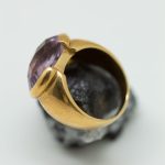 Anillo Rebeca oro amarillo con amatista ovalada tallada