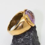 Anillo Rebeca oro amarillo con amatista ovalada tallada - Imagen 2