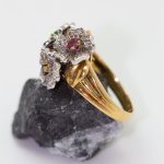 Anillo Azucena oro amarillo trío de piedras y brillantes