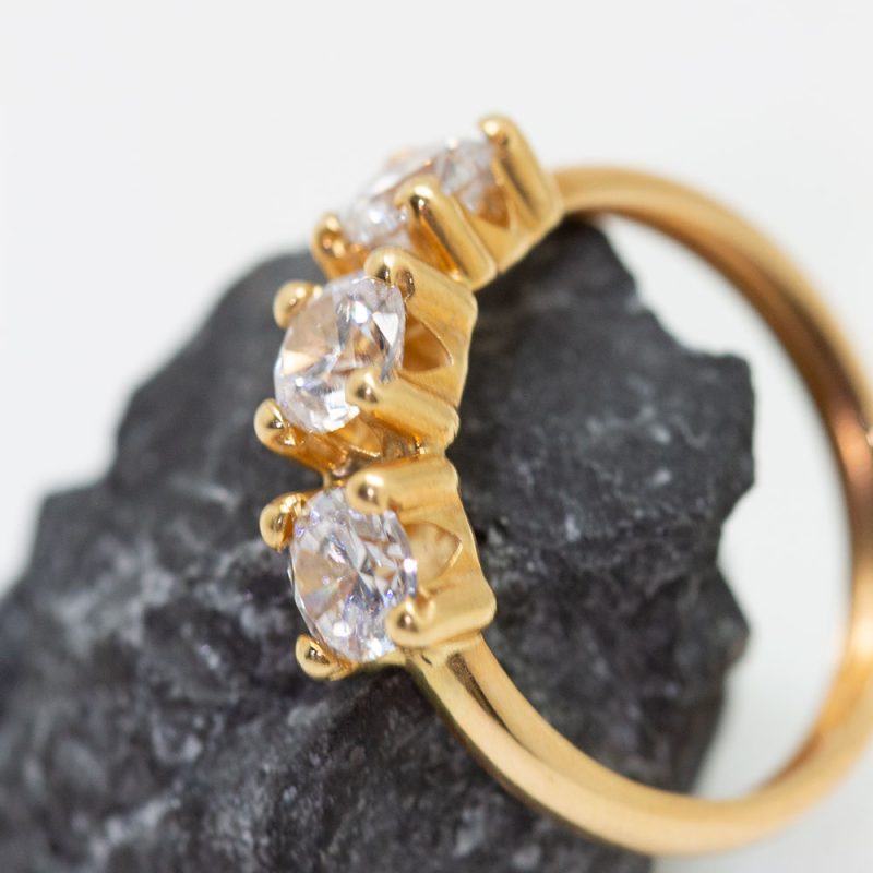 Anillo Meghan oro amarillo y 3 circonitas