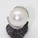 Anillo Federica oro blanco con perla natural abazada por 2 filas de brillantes