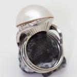 Anillo Federica oro blanco con perla natural abazada por 2 filas de brillantes - Imagen 2