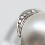Anillo Federica oro blanco con perla natural abazada por 2 filas de brillantes - Imagen 3