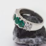 Anillo Amazonia oro blanco con 3 esmeraldas y cuadrados de brillantes