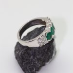 Anillo Amazonia oro blanco con 3 esmeraldas y cuadrados de brillantes - Imagen 2