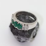 Anillo Amazonia oro blanco con 3 esmeraldas y cuadrados de brillantes - Imagen 3