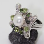 Anillo Jardín Versalles oro blanco con perla central y 8 peridotos