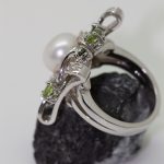 Anillo Jardín Versalles oro blanco con perla central y 8 peridotos - Imagen 2