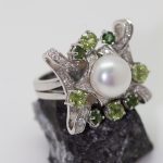 Anillo Jardín Versalles oro blanco con perla central y 8 peridotos - Imagen 3