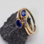 Anillo Alexa oro amarillo zafiros y baguette - Imagen 2