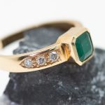 Anillo Alejandra oro amarillo brillantes y esmeralda - Imagen 4